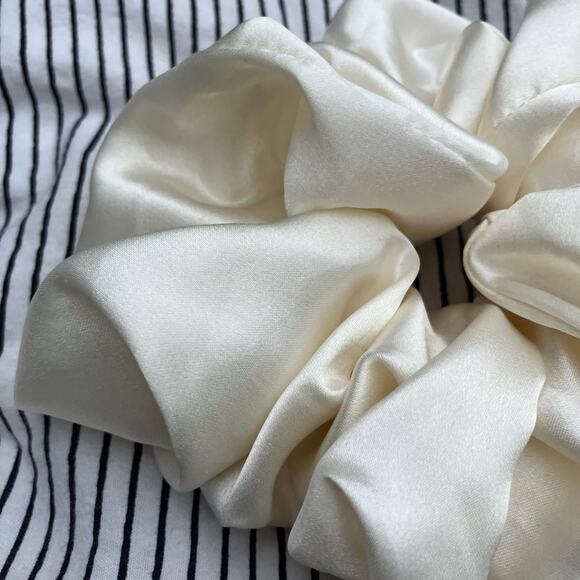 Light gold / champagne satin oversized jumbo scrunchie Urban Outfitters glam - Picture 2 of 5
